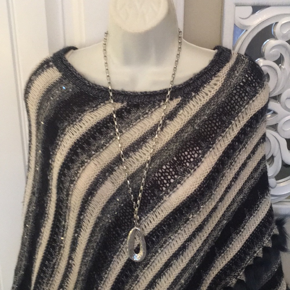 NWOT CHICOS S/M FUR TRIMMED PONCHO TOP.  Bundle and save! - Picture 3 of 8